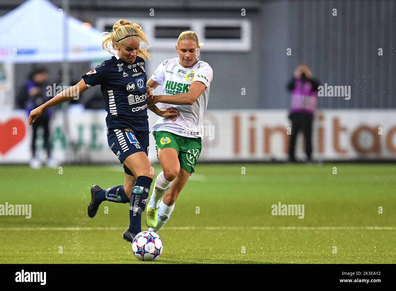 Stockholm, Schweden. 26. September 2022. Stockholm, Schweden, 26. 2022. September: Stina Lennartsson (19 Linkoping FC) und Jonna Andersson (25 Hammarby) in einem Kampf um den Ball während des Spiels in der Schwedischen Liga OBOS Damallsvenskan am 26. 2022. September zwischen Hammarby IF und Linkoping FC bei Hammarby IP in Stockholm, Schweden (Peter Sonander/SPP) Quelle: SPP Sport Drücken Sie Foto. /Alamy Live News Stockfoto