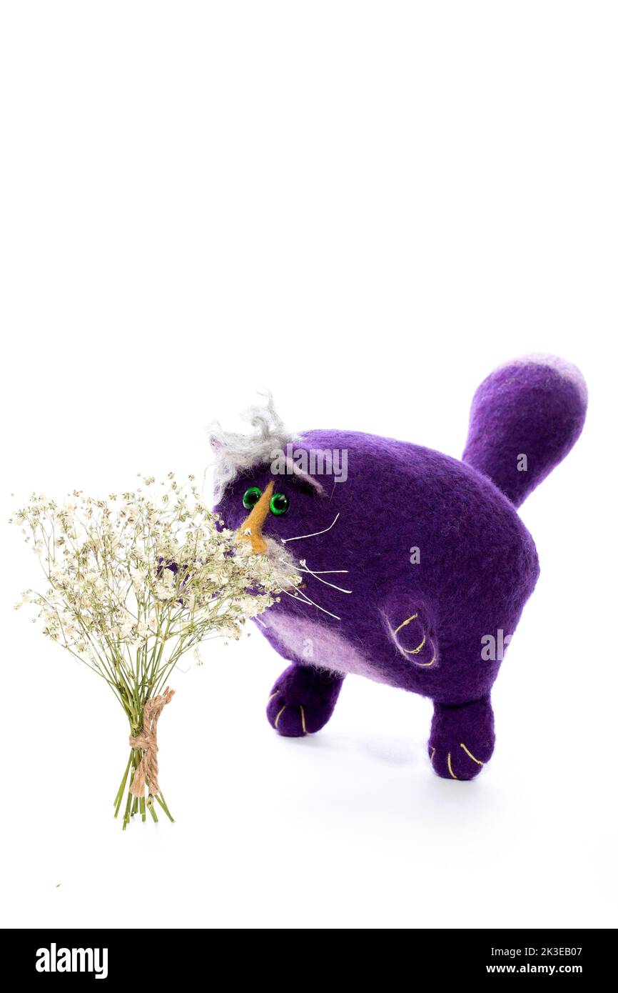 Lila Katze - weiches Spielzeug aus gefilzter Wolle Stockfoto
