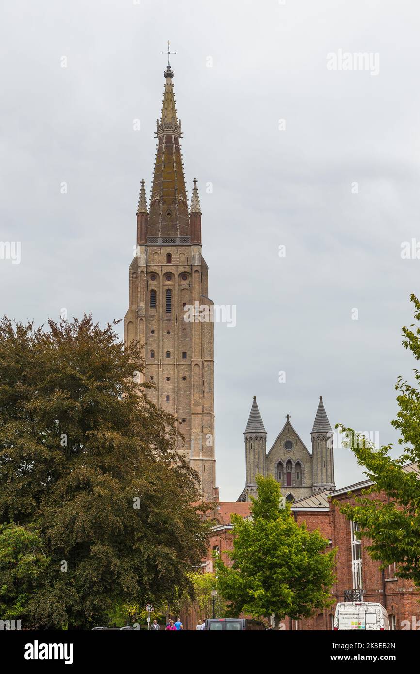 Brügge, Belgien - 18. August 2018: Ansicht der Frauenkirche aus dem 13.. Jahrhundert. Stockfoto