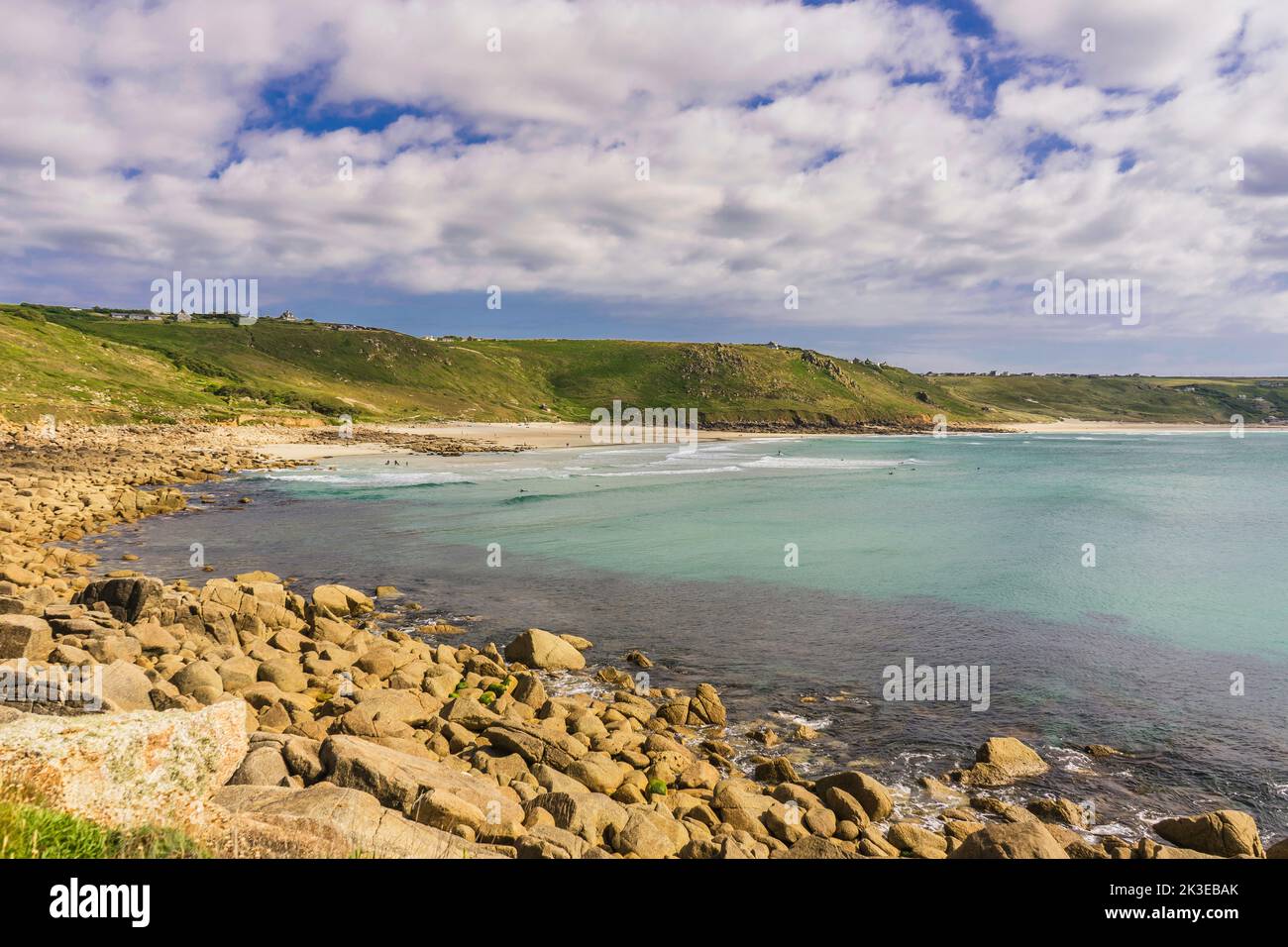 Die Strände von Whitesand Bay und Sennen Cove in Cornwall, die nebeneinander liegen. Das Foto wurde vom South West Coast Path aufgenommen. Stockfoto