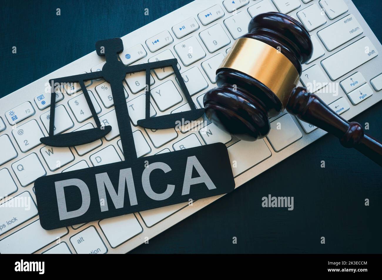 Platte mit DMCA Digital Millennium Copyright Act Schild, Gavel und Tastatur. Stockfoto