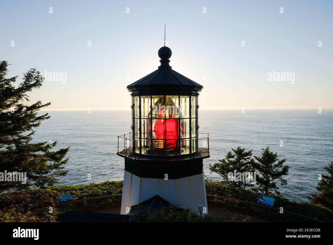 Tillamook, OR, USA - 20. September 2022; Fresnel-Linse erster Ordnung, die das Licht der untergehenden Sonne am Cape Meares an der Küste von Oregon erleuchtet Stockfoto