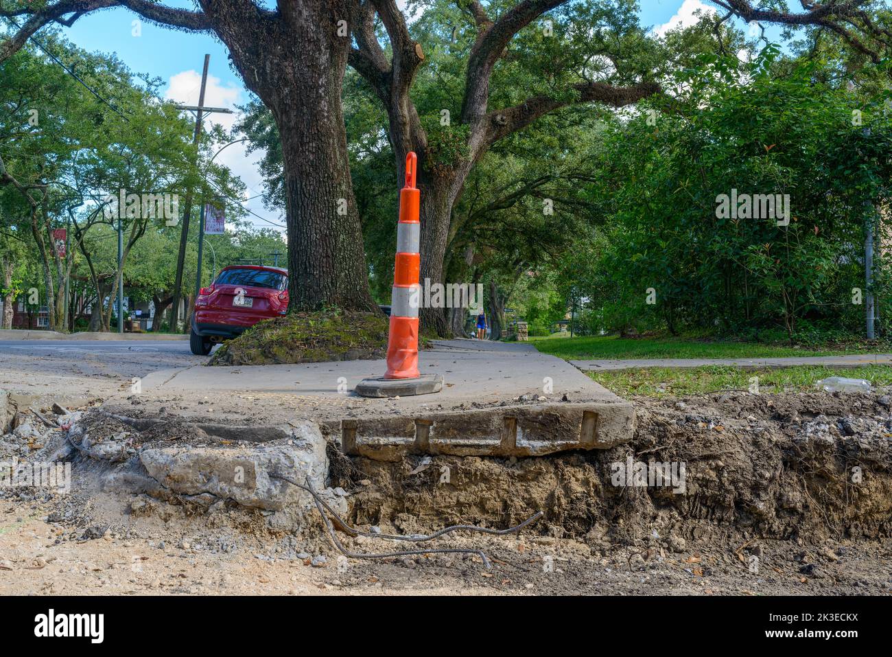 NEW ORLEANS, LA, USA - 18. SEPTEMBER 2022: Cutaway view Lowerline Street Street Reparatur zeigt Boden und Beton Textur, geparkte Autos und Fußgänger Stockfoto