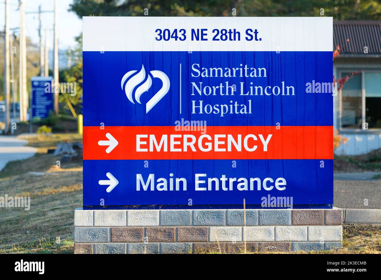 Lincoln City, OR, USA - 20. September 2022; Schild mit Richtungspfeilen am Samaritan North Lincoln Hospital in Lincoln City, Oregon Stockfoto