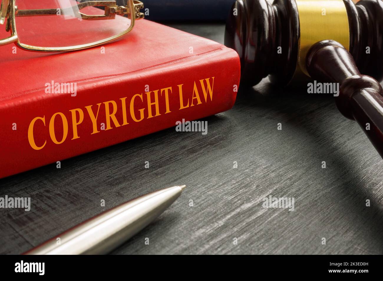 Ein Buch Copyright Gesetz in der Nähe von hölzernen gavel. Stockfoto