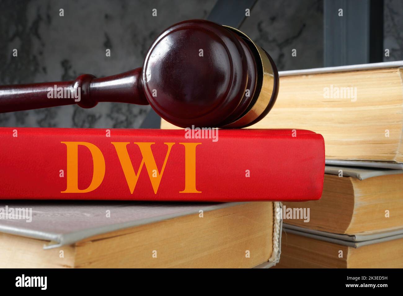 Buch über das Fahren im betrunkenen DWI-Gesetz auf einem Regal. Stockfoto