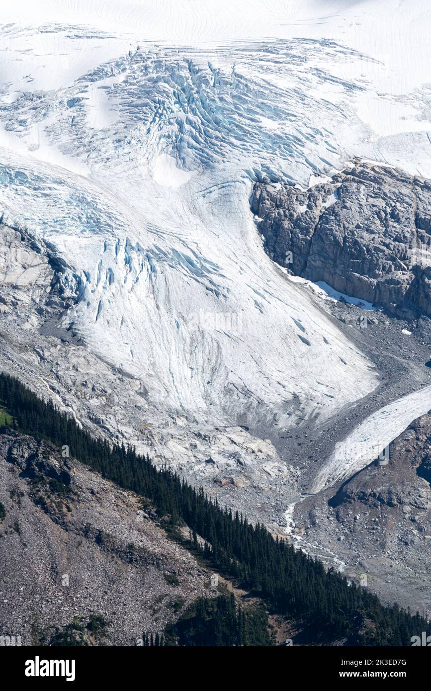 Ein dramatischer Gletscher stürzt das zerklüftete Gelände von BC herunter. Stockfoto