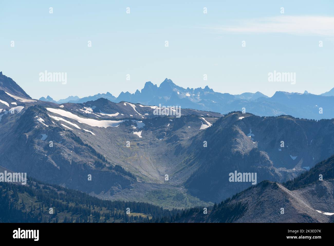 Schroffe Gipfel und alpine Täler prägen die Wildnis von British Columbia. Stockfoto