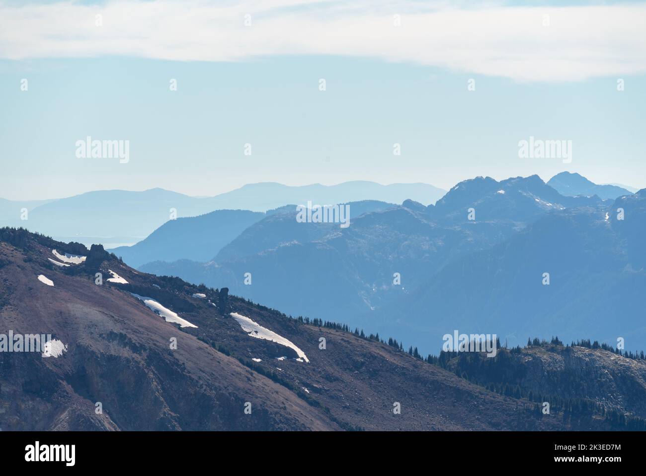 Trübe blaue Grate verblassen sich in die Entfernung von Panorama Ridge. Stockfoto