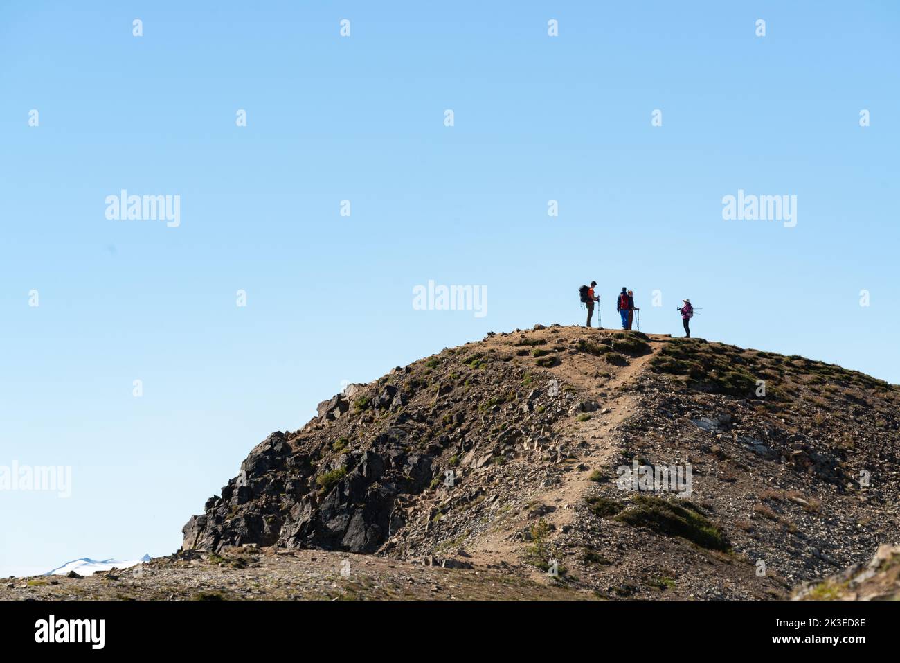 Wanderer auf dem Gipfel des Panorama Ridge unter dem weiten Himmel. Stockfoto