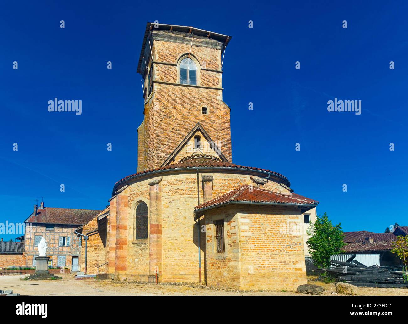 Ansicht von Eglise Saint-Trivier ist die Gemeinde Saint-Trivier-de-Courtes im Département Ain in Frankreich Stockfoto