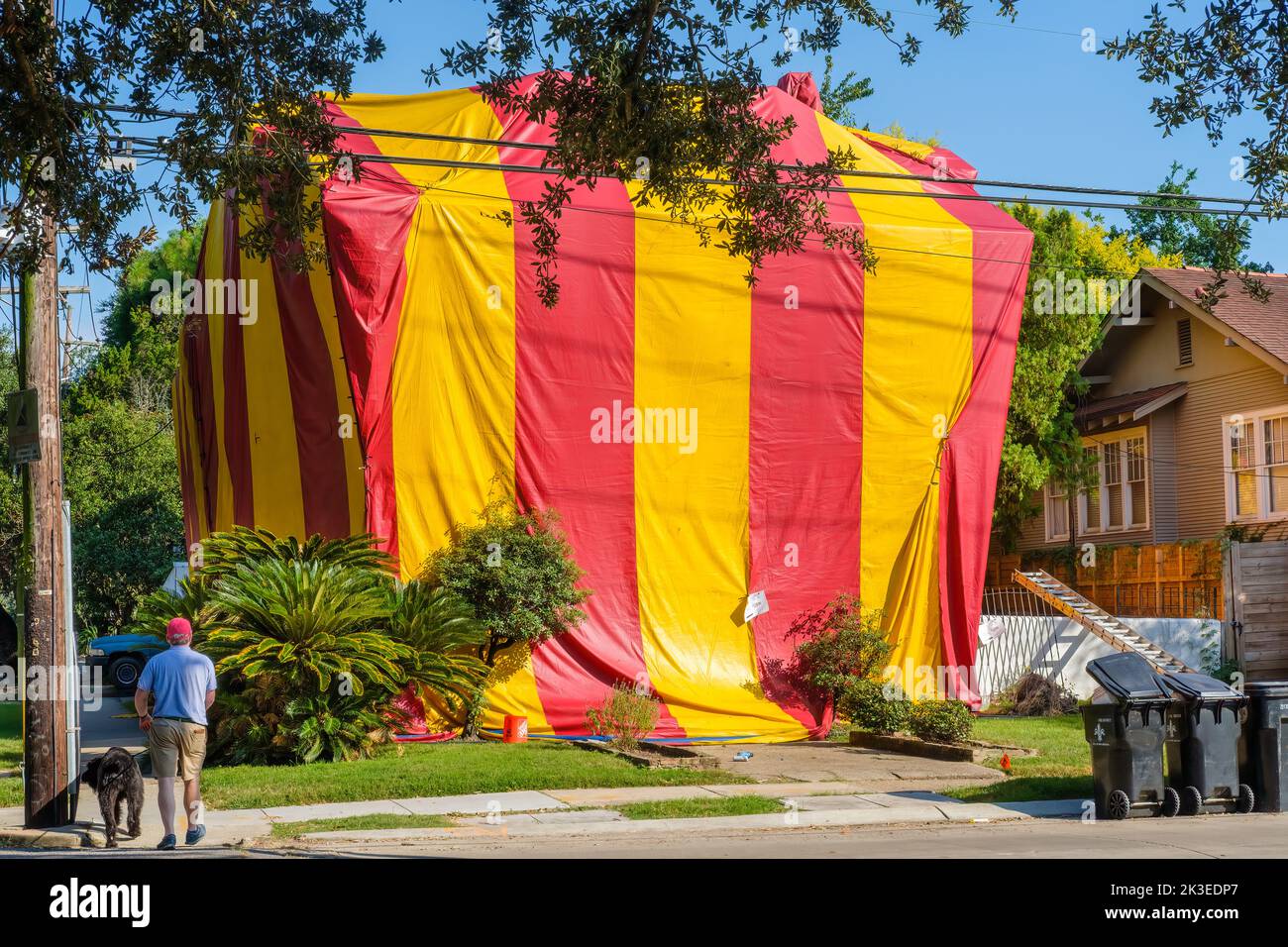 NEW ORLEANS, LA, USA - 23. SEPTEMBER 2022: Großes Haus in gelb-rotem Zelt während der Begasung für Schädlinge in Uptown Nachbarschaft Stockfoto