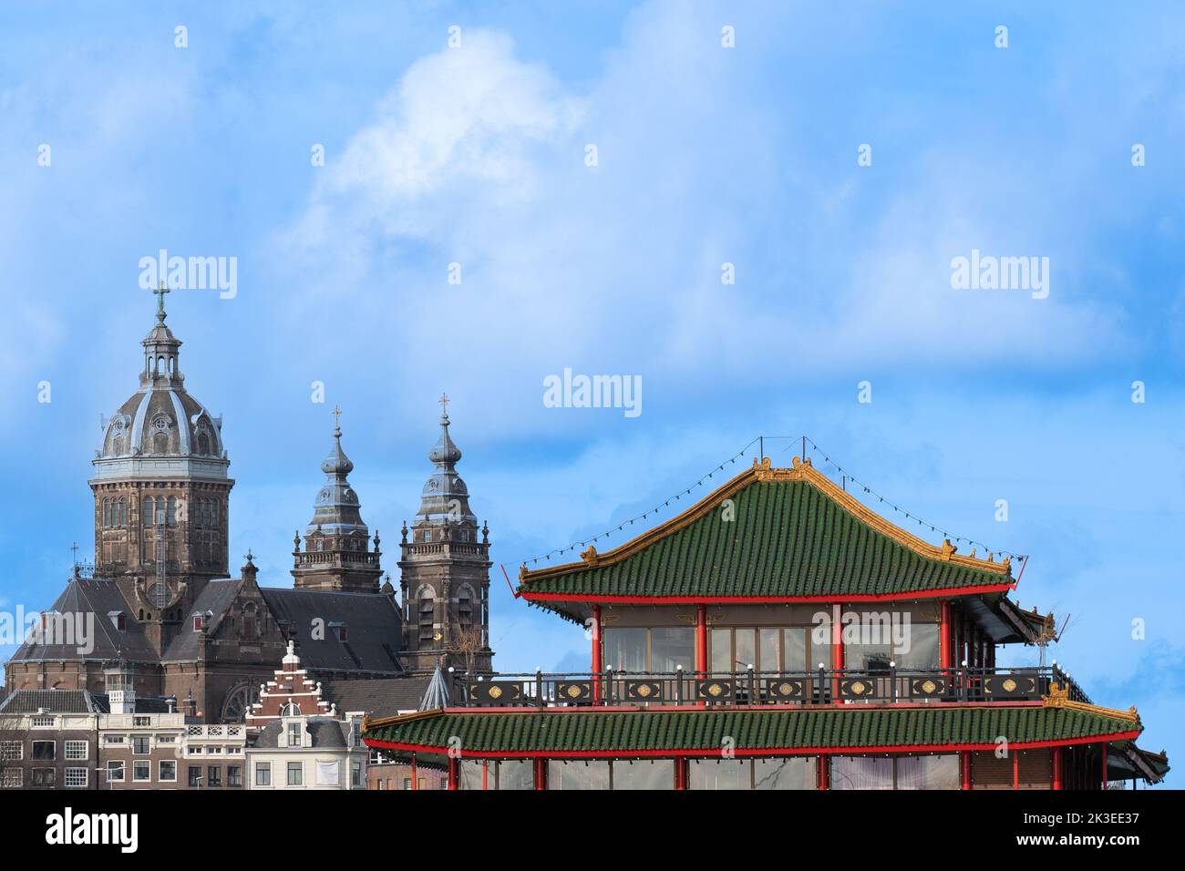Kontrastierende Architektur in Amsterdam, Niederlande Stockfoto