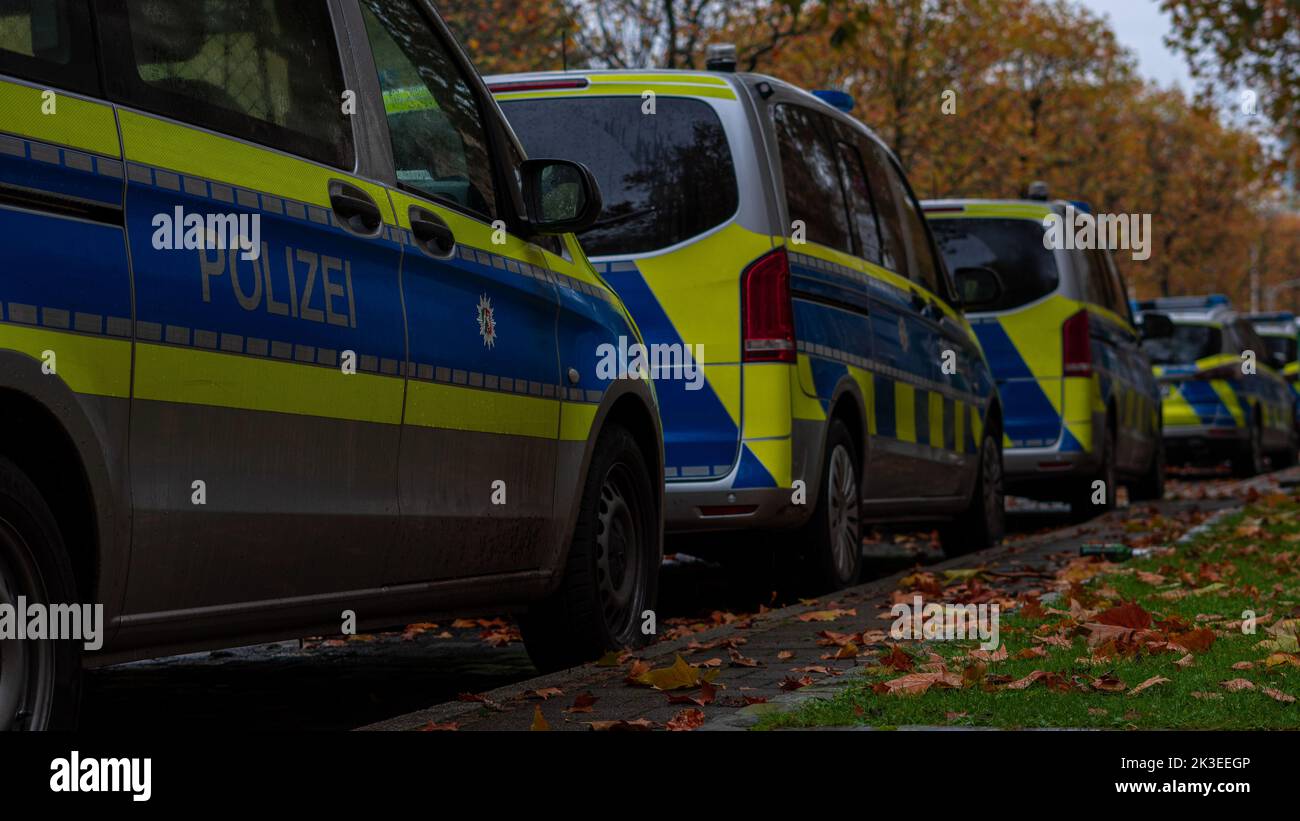 Deutsche Polizeiautos am Bürgersteig im Herbst Stockfoto