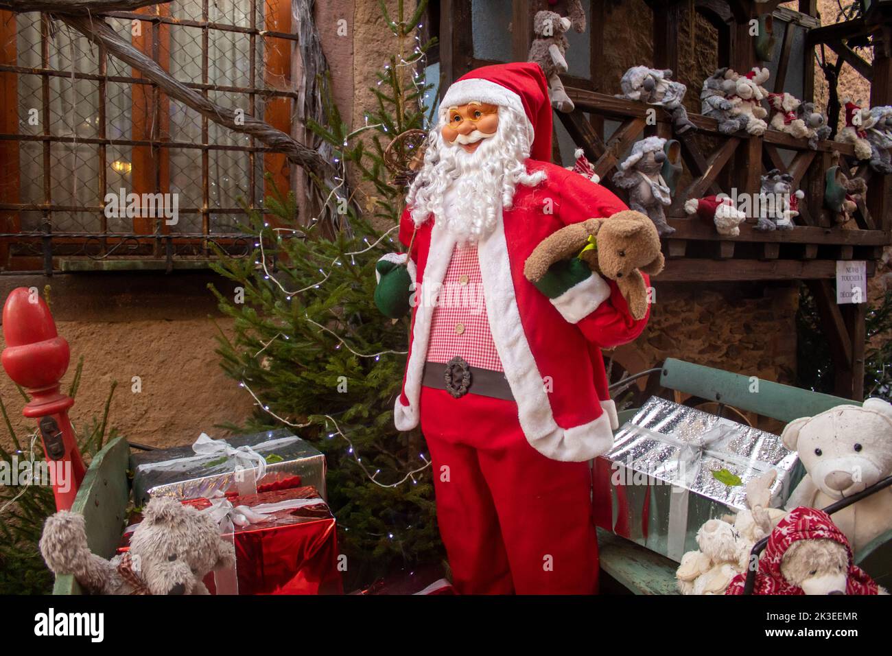 Colmar, Frankreich - Dezember 2019: Weihnachtsmann auf dem Weihnachtsmarkt im Elsass, selektiver Fokus Stockfoto