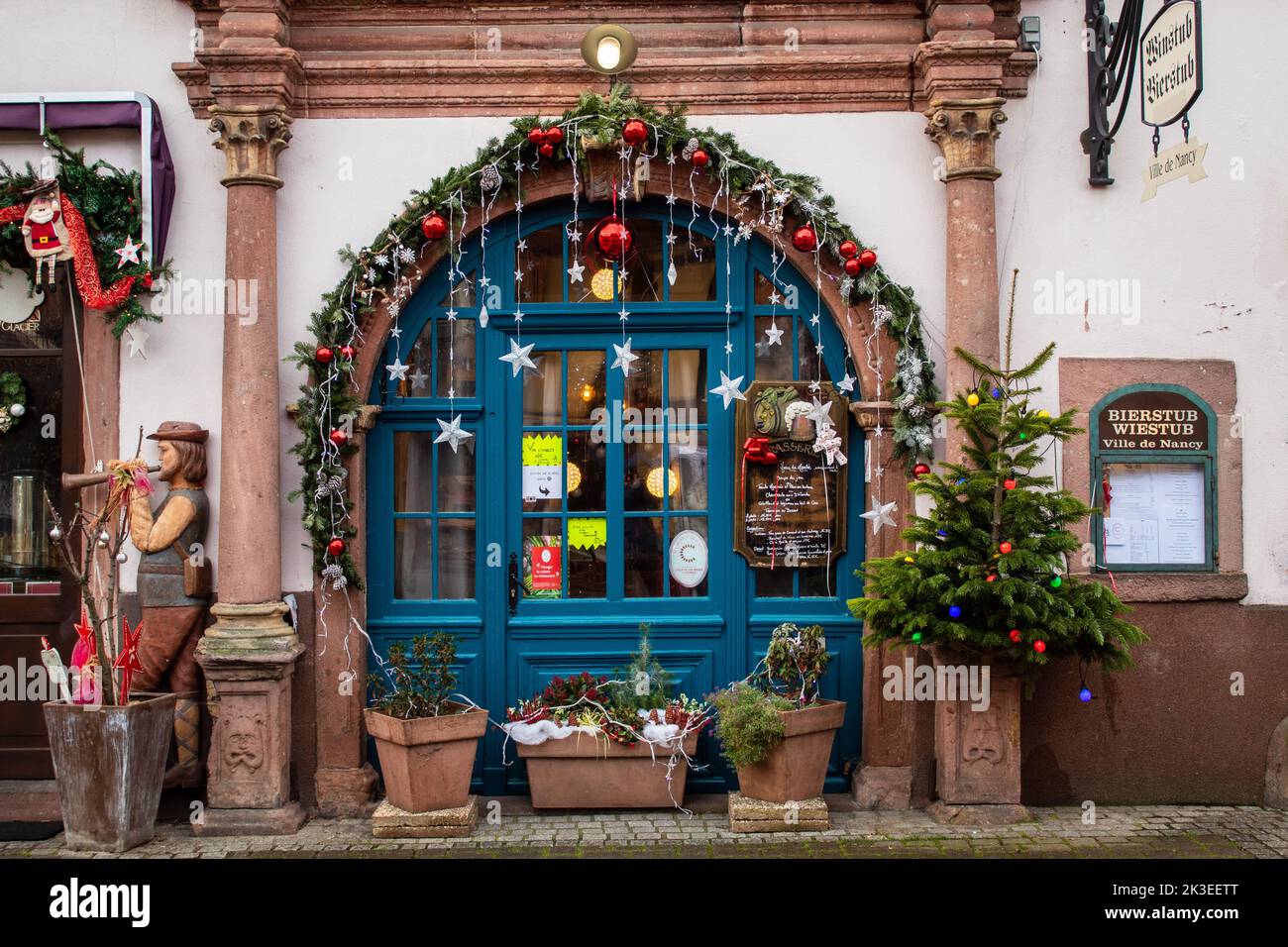 Colmar, Frankreich - Dezember 2019: Ein Geschäft mit Weihnachtsschmuck an der Tür im Elsass, selektiver Fokus Stockfoto