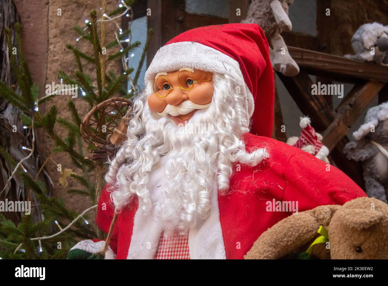 Colmar, Frankreich - Dezember 2019: Weihnachtsmann auf dem Weihnachtsmarkt im Elsass, selektiver Fokus Stockfoto