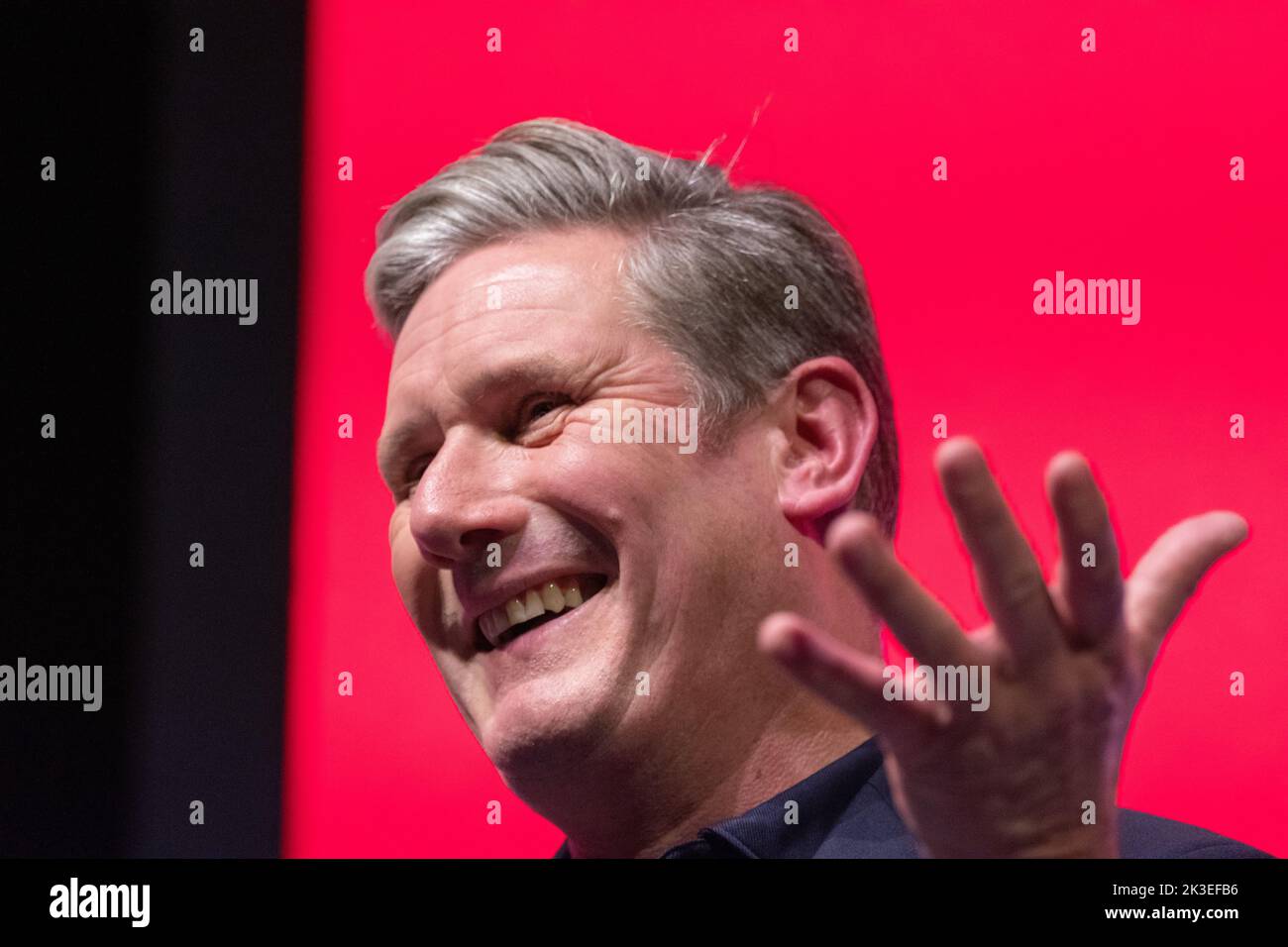 Liverpool, Großbritannien, 26. September 2022 Keir Starmer und Gary Neville im Gespräch mit Fragen von Lucy Powell auf der Labour-Konferenz in Liverpool. Liverpool Kings Dock. Liverpool, Großbritannien. Bild: gary Roberts/worldwidefeatures.com Stockfoto