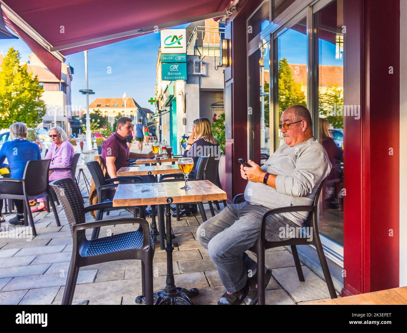 Kunden sitzen auf der Café-Terrasse - La Roche Posay, Vienne (86), Frankreich. Stockfoto