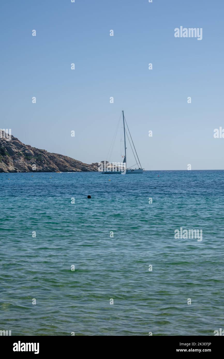 Ein Segelboot am Mylopotas Strand in iOS Griechenland Stockfoto