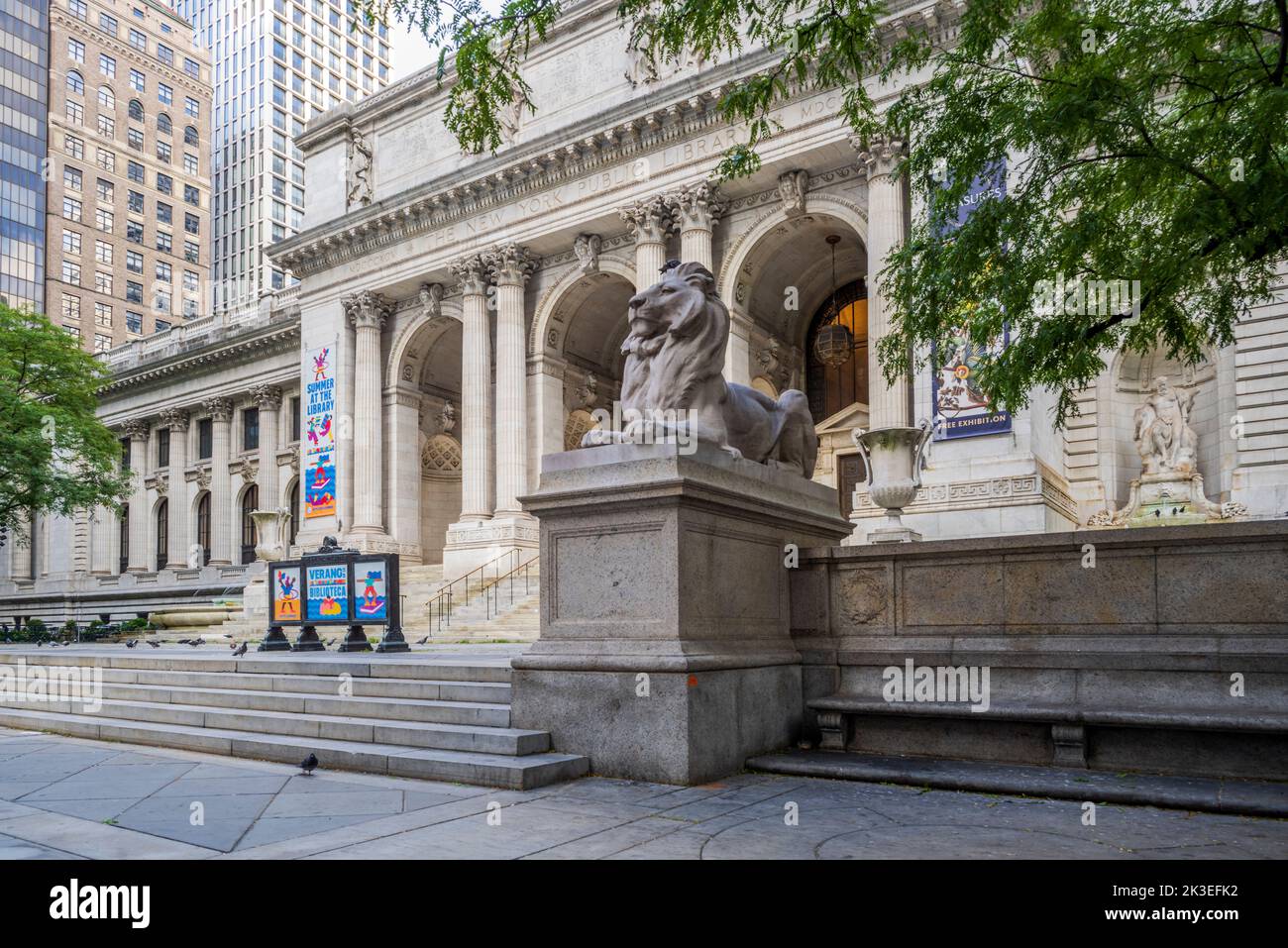 Lion Statue vor der New York Public Library, Manhattan, New York, USA Stockfoto