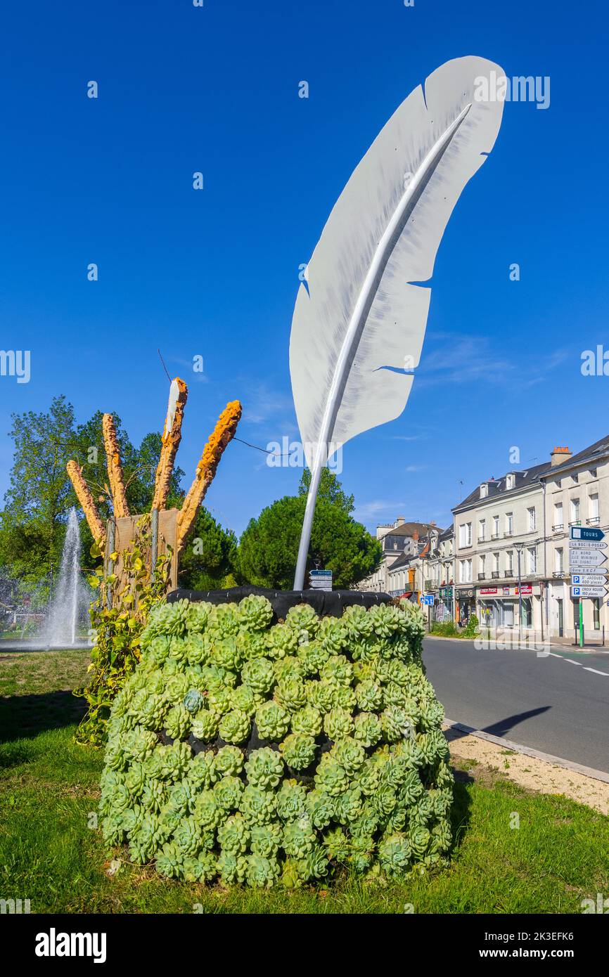 Großes Federkiel-Schreibgerät am Kreisverkehr im Stadtzentrum - Chatellerault, Vienne (86), Frankreich. Stockfoto