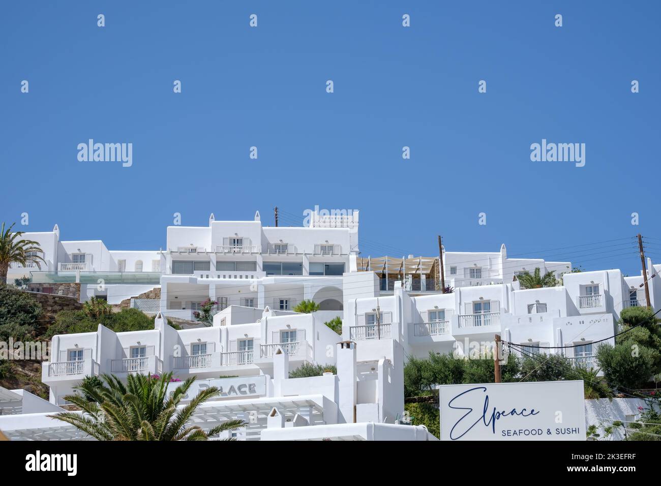 IOS, Griechenland - 11. September 2022 : Blick auf ein luxuriöses, weiß getünchtes Hotel mit Balkon in iOS, Griechenland Stockfoto