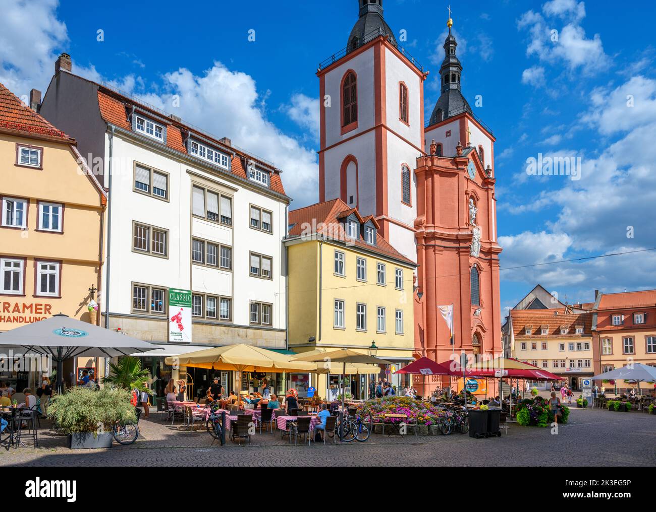 Cafés vor der Pfarrkirche St. Blaise, Unterm Heilig Kreuz, Altstadt, Fulda, Deutschland Stockfoto