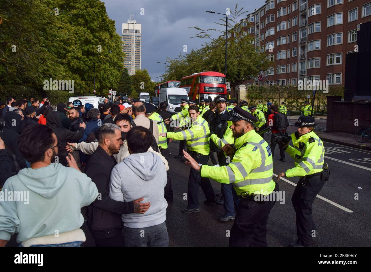 London, Großbritannien. 26. September 2022. Demonstranten stoßen auf die Polizei. Nach dem Tod von Mahsa Amini, der in Polizeigewahrsam im Iran starb, nachdem er festgenommen worden war, weil er angeblich in der Öffentlichkeit kein Kopftuch (Hijab) „ordnungsgemäß“ trug, versammeln sich die Demonstranten weiterhin vor der Botschaft des Iran in London. Kredit: Vuk Valcic/Alamy Live Nachrichten Stockfoto