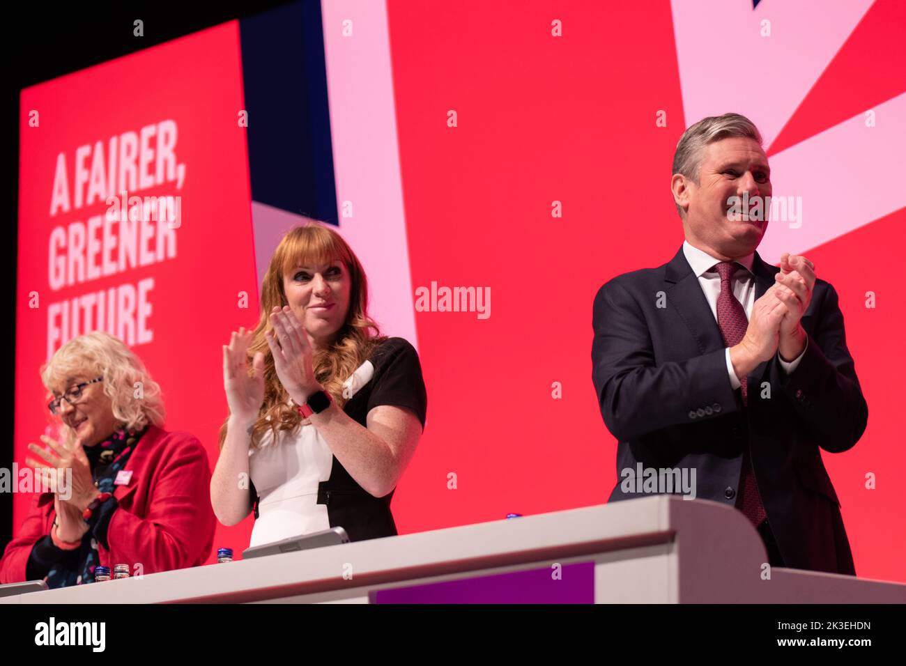 Liverpool, Großbritannien, 26. September 2022 Angela Rayner, stellvertretende Vorsitzende, und Keir Starmer beobachten Rachel Reeves, Schattenkanzler der Staatschef, bei der Arbeitskonferenz in Liverpool. .Liverpool Kings Dock. Liverpool, Großbritannien. Bild: gary Roberts/worldwidefeatures.com Stockfoto