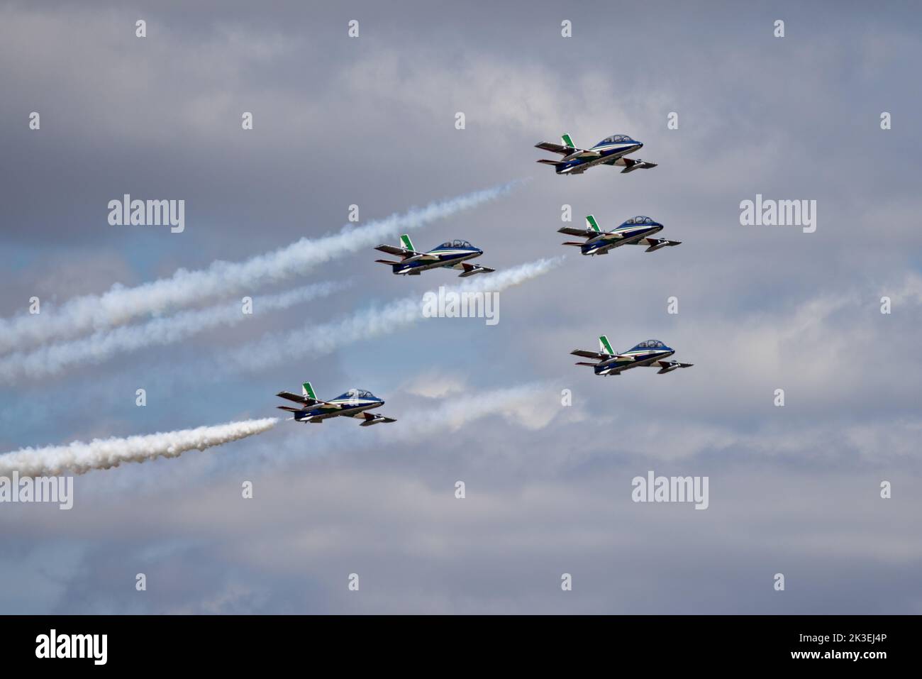 Italienische Luftwaffe - Frecce Tricolori das weltweit größte militärische Kunstflugteam, das beim Royal International Air Tattoo 2022 in die Luft geflogen ist Stockfoto