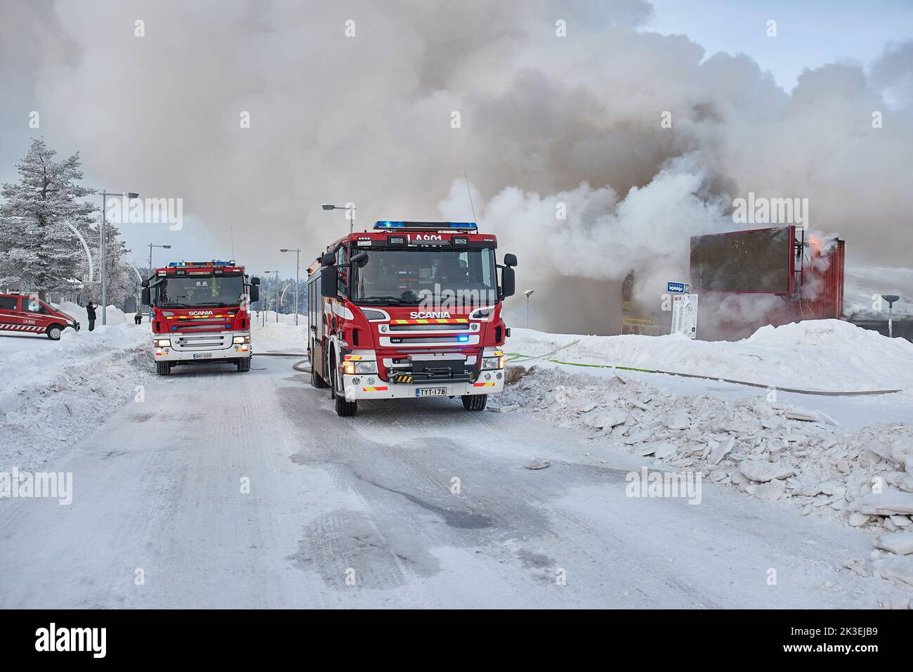 Löschfahrzeuge für den Notfalldienst in einem brennenden Gebäude in Finnland Stockfoto