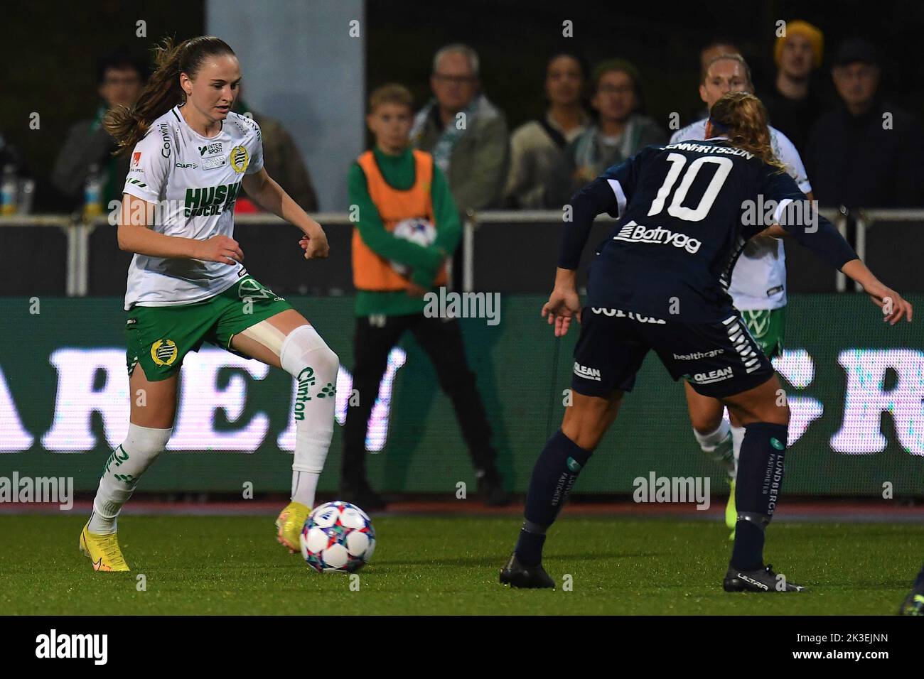 Stockholm, Schweden. 26. September 2022. Stockholm, Schweden, 26. 2022. September: Vilde Haslund (20 Hammarby) und Emma Lennartsson (10 Linkoping FC) während des Spiels in der Schwedischen Liga OBOS Damallsvenskan am 26. 2022. September zwischen Hammarby IF und Linkoping FC in Hammarby IP in Stockholm, Schweden (Peter Sonander/SPP) Quelle: SPP Sport Pressefoto. /Alamy Live News Stockfoto