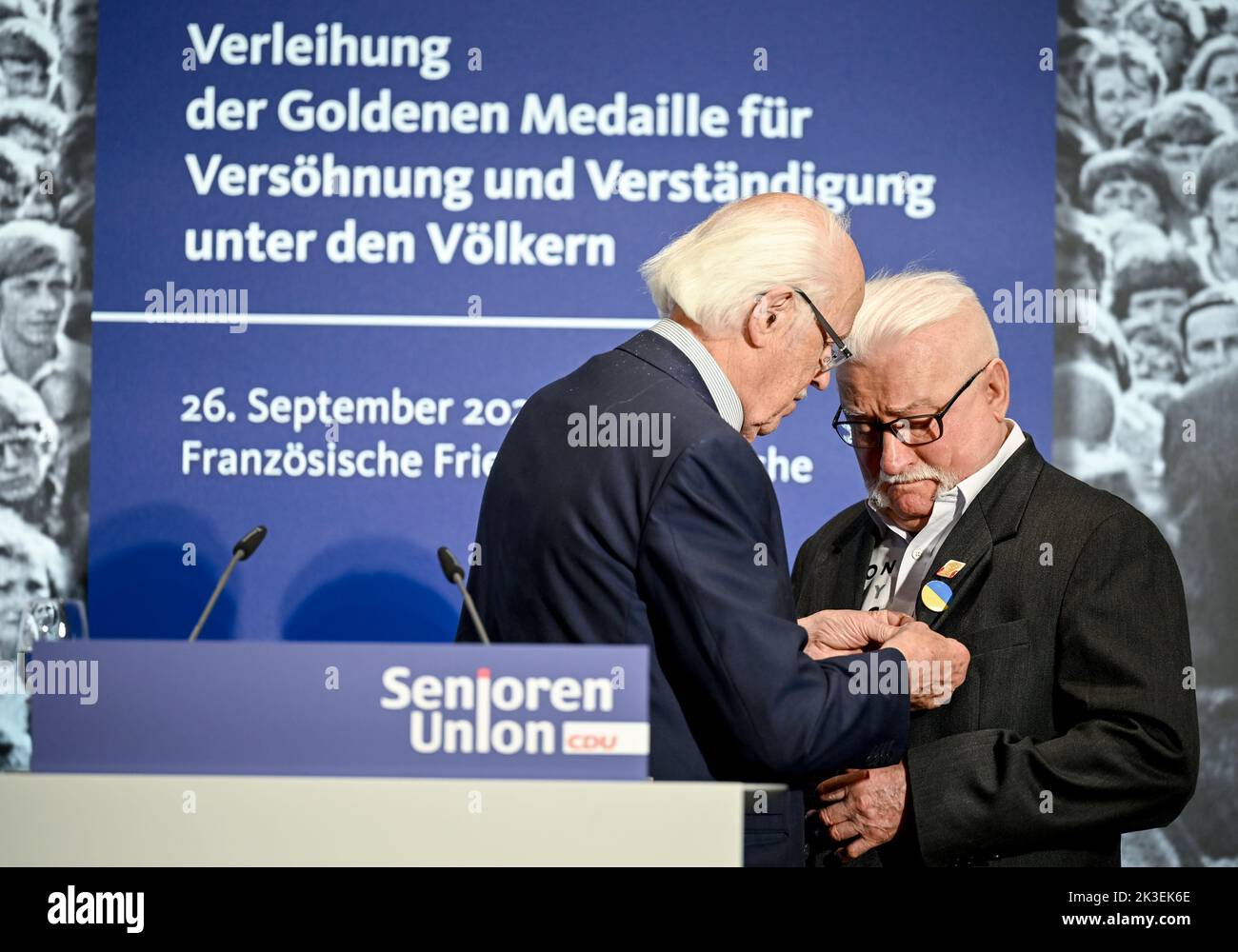 Berlin, Deutschland. 26. September 2022. Otto Wulff (CDU, l), Bundesvorsitzender der Seniorenunion, verleiht Lech Walesa, Friedensnobelpreisträger, ehemaliger Vorsitzender der Gewerkschaft Solidarnosc und ehemaliger polnischer Präsident, die "Goldene Medaille für Verdienste um Versöhnung und Verständigung unter den Völkern". Kredit: Britta Pedersen/dpa/Alamy Live Nachrichten Stockfoto