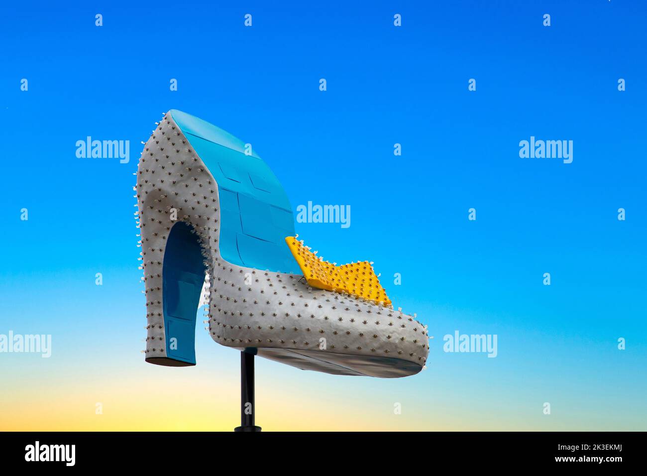 Las Vegas, USA - 10. März 2019: Nahaufnahme des berühmten Ruby Slipper-Leuchtschilds in der Innenstadt von Las Vegas, in der Nähe der Fremont Street Experience. Las Vegas ist k Stockfoto Las Vegas, USA - 10. März 2019: Nahaufnahme des berühmten Ruby Slipper-Leuchtschilds in der Innenstadt von Las Vegas, in der Nähe der Fremont Street Experience. Las Vegas ist k Stockfoto