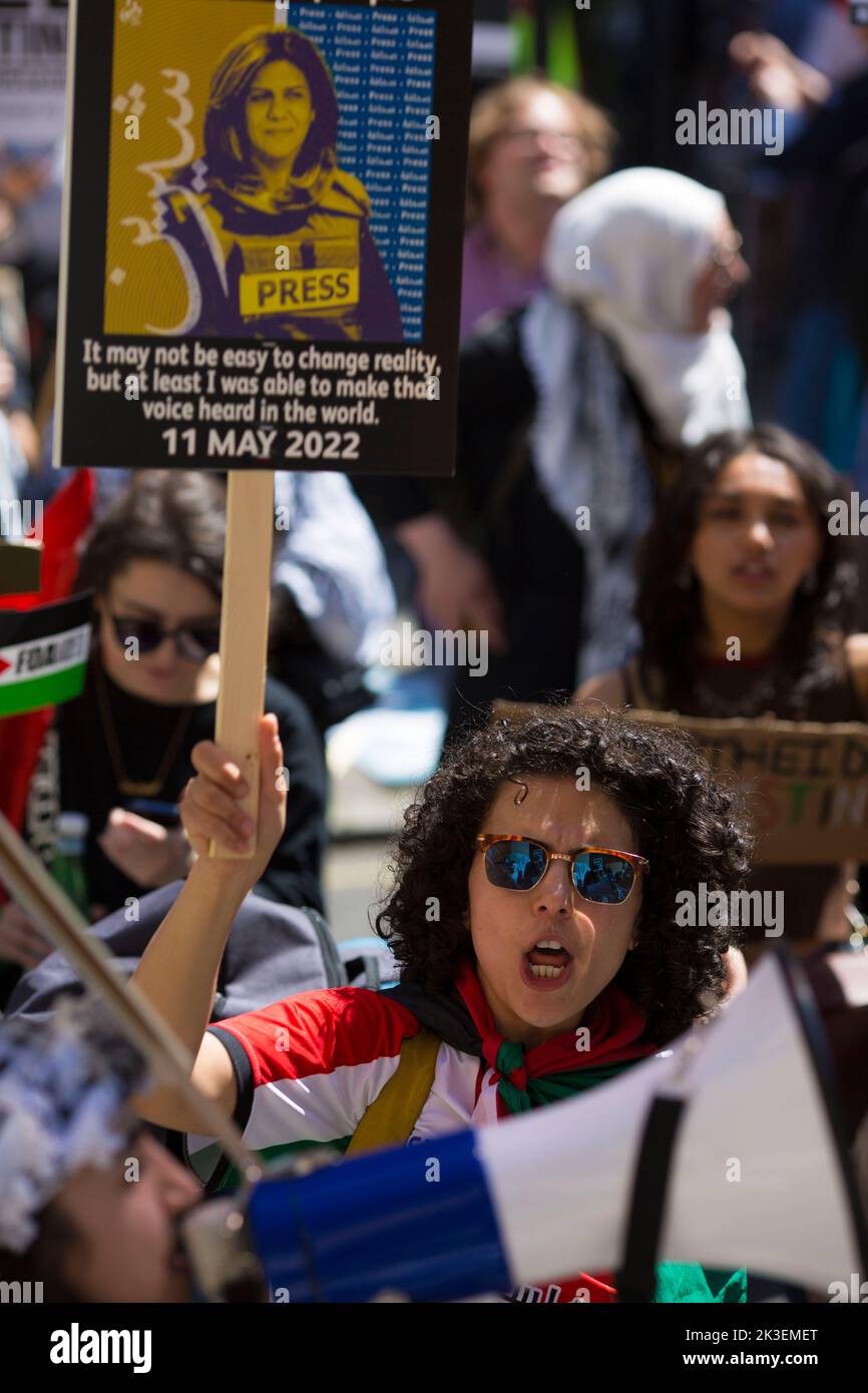 Die Teilnehmer versammeln sich während der ‘Nationalen Demonstration: ENDE DER APARTHEID – FREI PALÄSTINA!“ In der Nähe des BBC Broadcasting House in London. Stockfoto