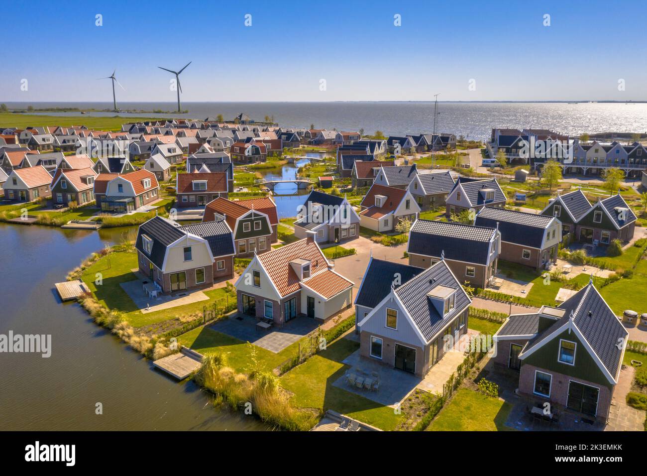 Luftaufnahme des Resorts Poort van Amsterdam ist durch seine einzigartige Lage gekennzeichnet. Mit traditionellen Stil Chalets und das sanft fließende Wasser der Stockfoto