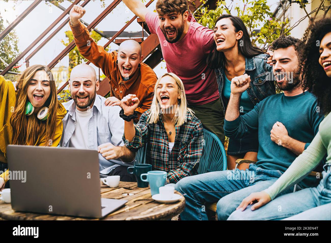 Multiethnische internationale Menschen, die für ein Ziel feiern und Inhalte im Streaming auf einem Laptop-Computer ansehen - begeisterten verschiedene Freunde, die ein s genießen Stockfoto