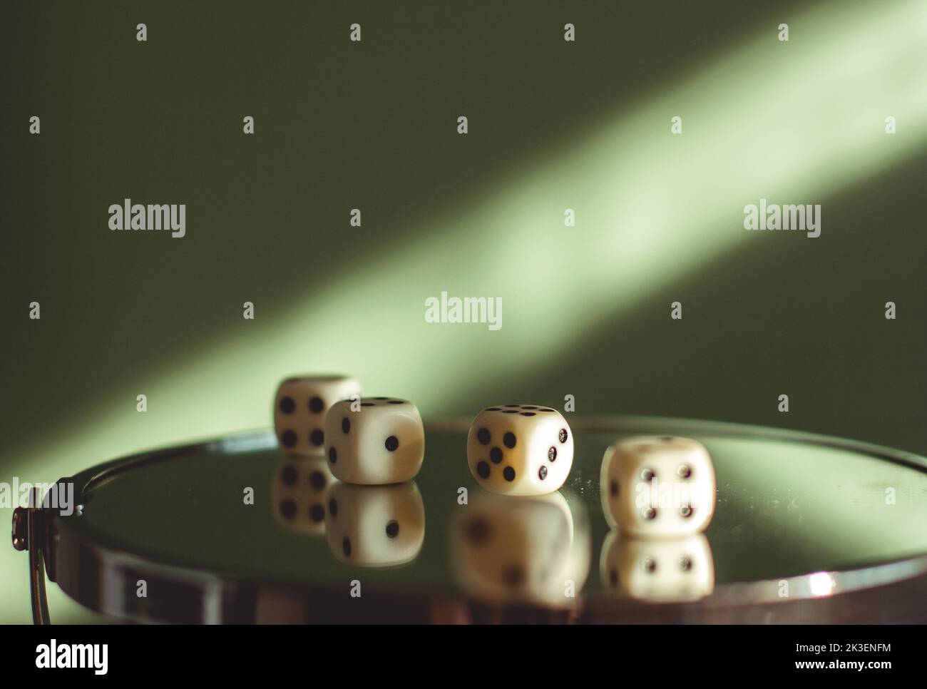 Würfelspiel auf Glas mit Reflexionen darin. Stockfoto