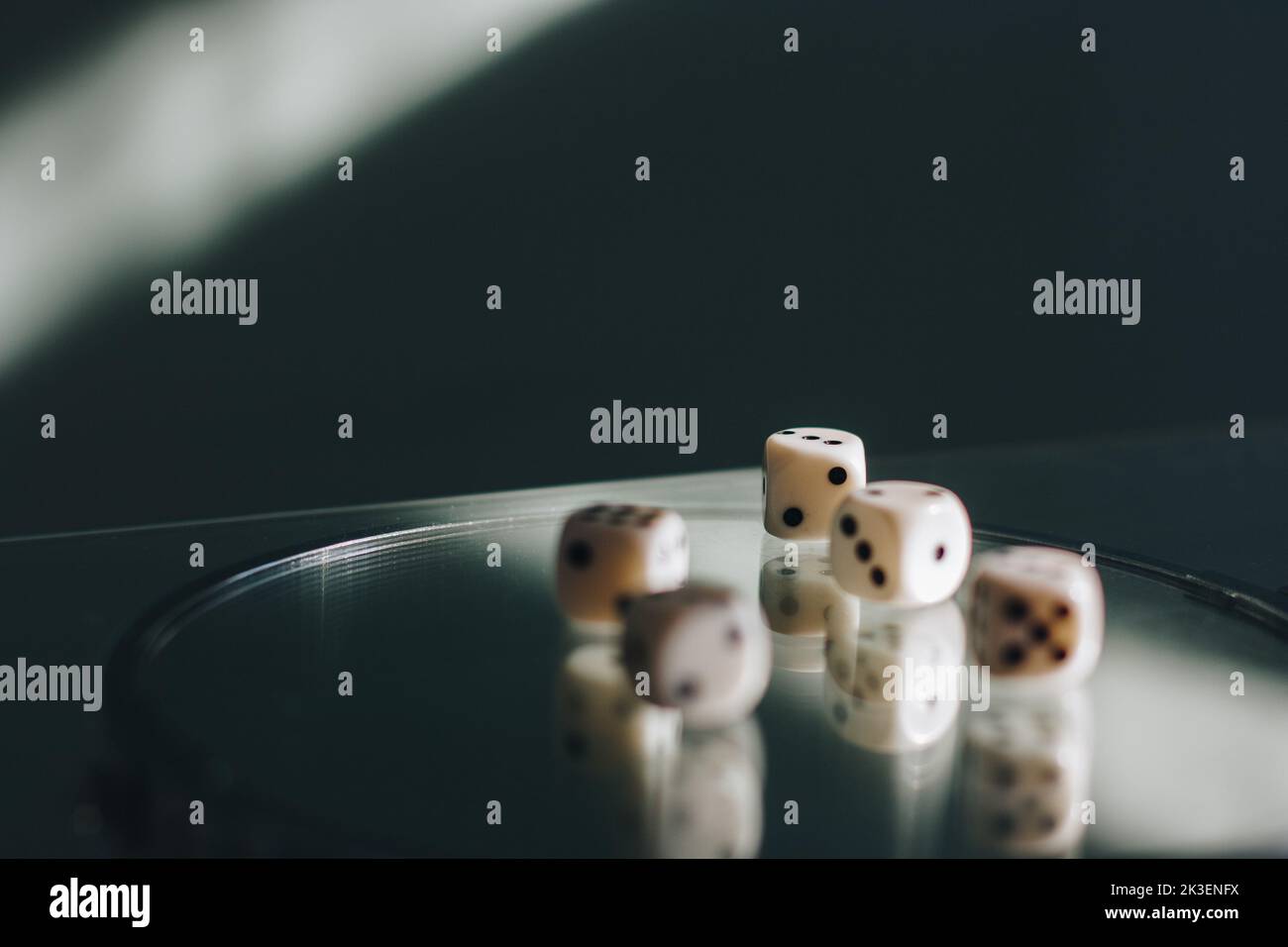 Würfelspiel auf Glas mit Reflexionen darin. Stockfoto