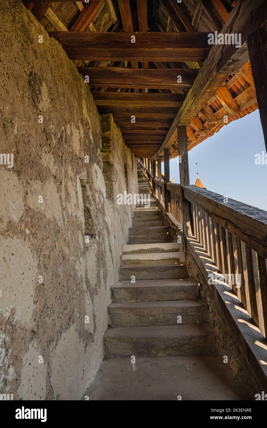 Blick auf die steile Treppe, die die Stadtmauer hinauf führt und zum Schloss oberhalb von Esslingen am Neckar. Baden-Württemberg, Deutschland, Europa Stockfoto