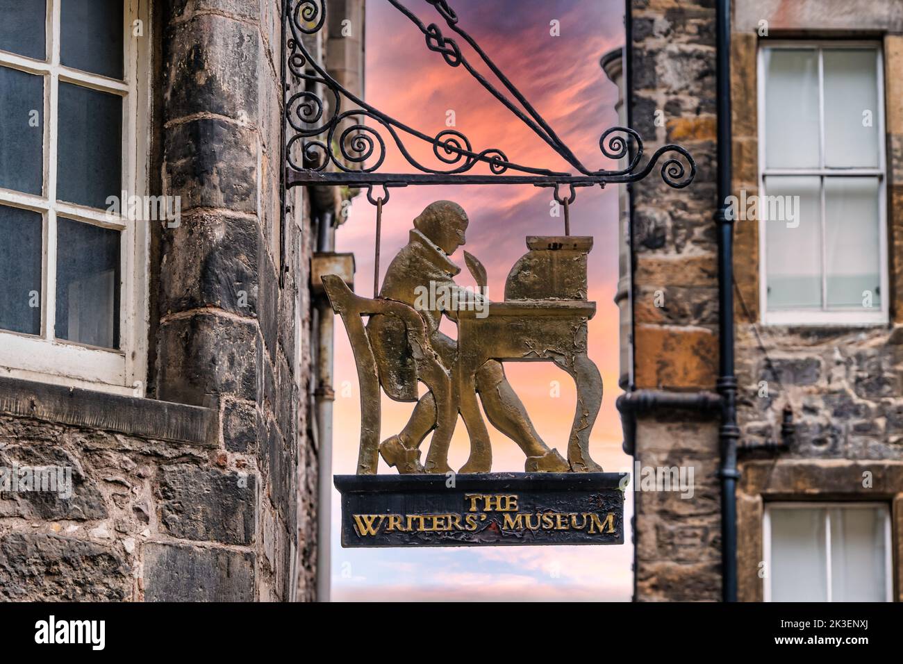 Skurriles hängendes Zeichen eines Schriftstellers an einem Schreibtisch mit Federkiel, Writer's Museum, Makar's Court, Edinburgh, Schottland, VEREINIGTES KÖNIGREICH Stockfoto