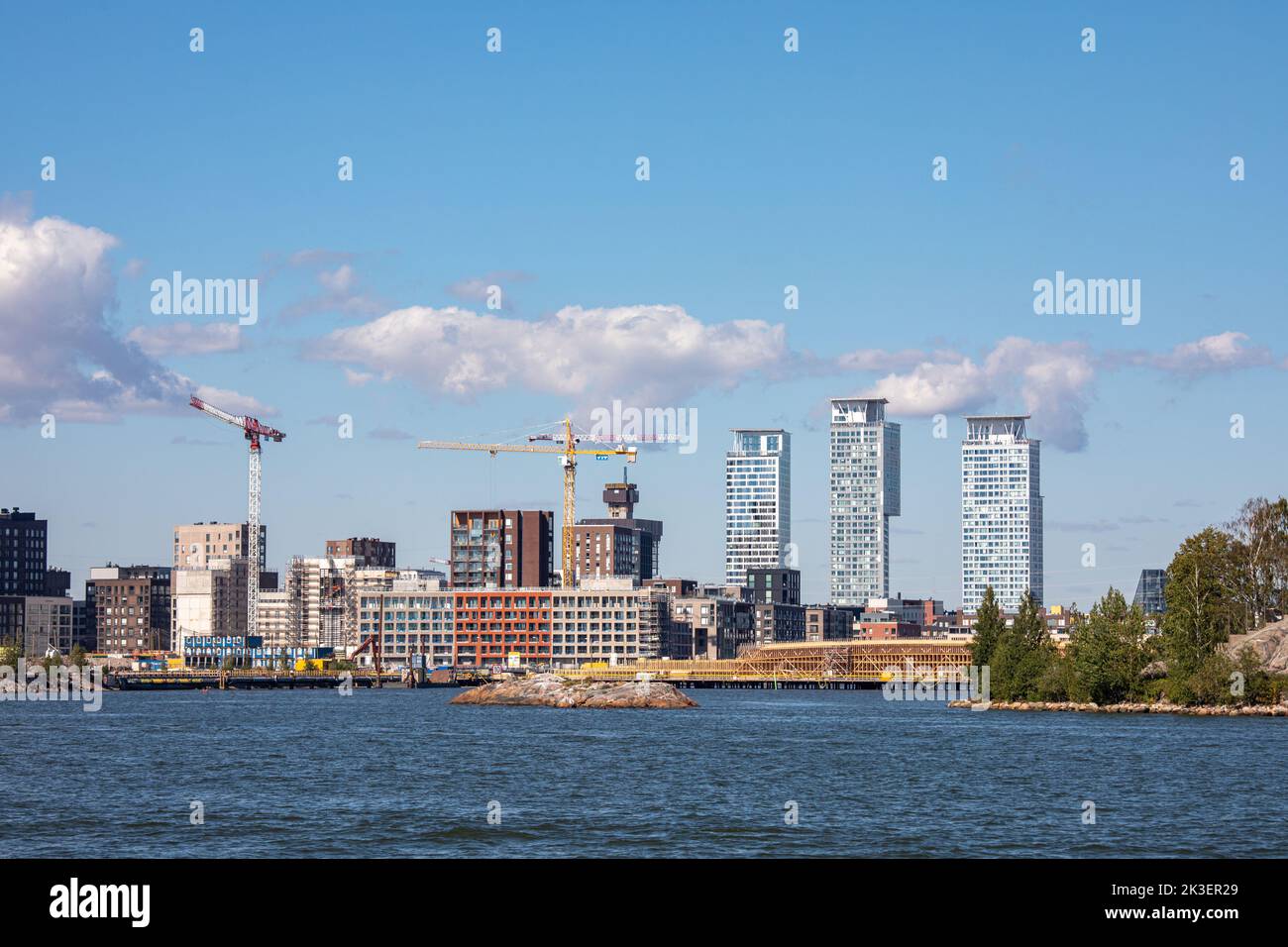 Sompasaari-Viertel mit Kalasatama-Hochhäusern im Hintergrund in Helsinki, Finnland Stockfoto
