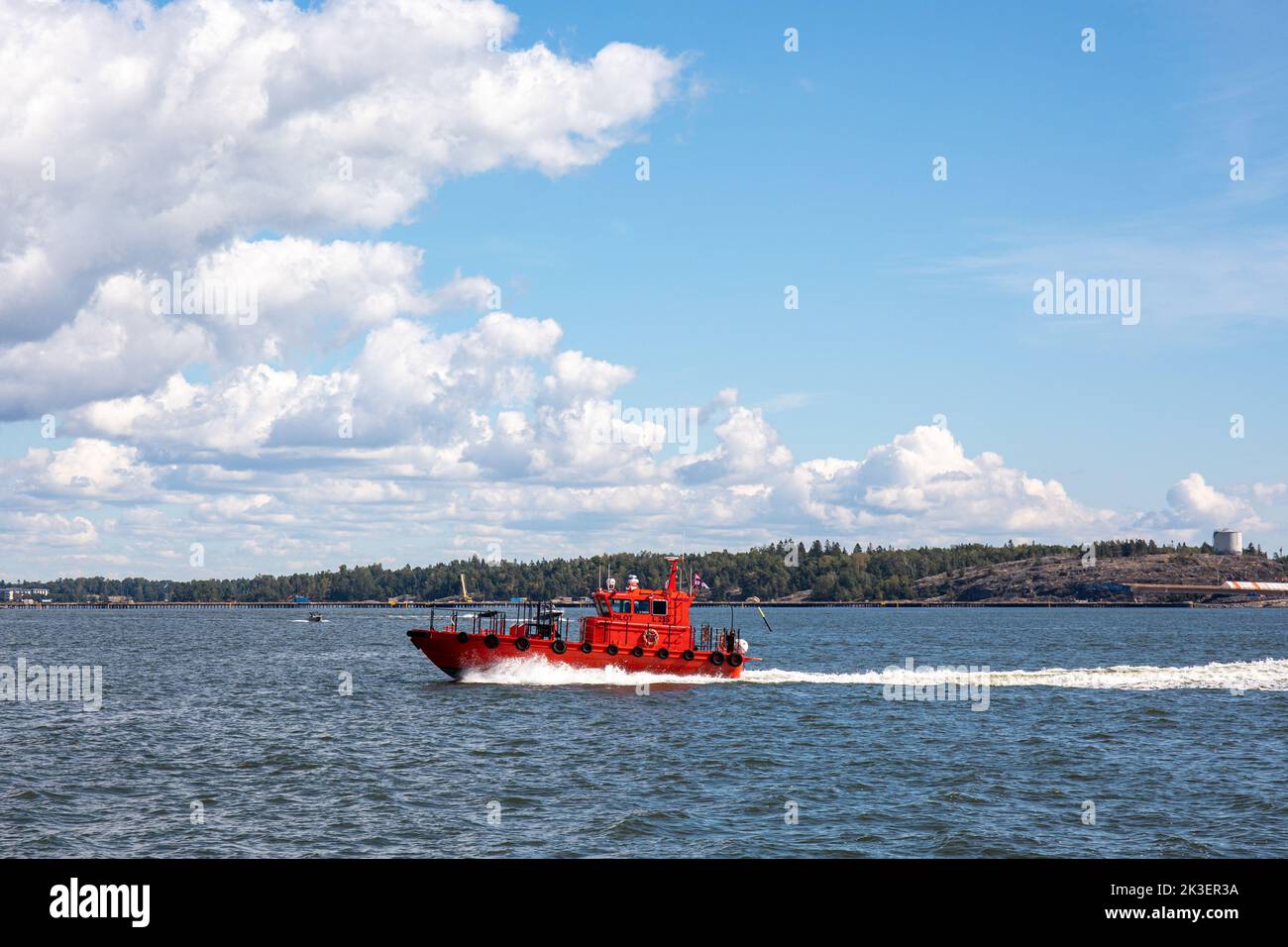 Rotes Pilotboot auf Kruunuvuorenselkä in Helsinki, Finnland Stockfoto