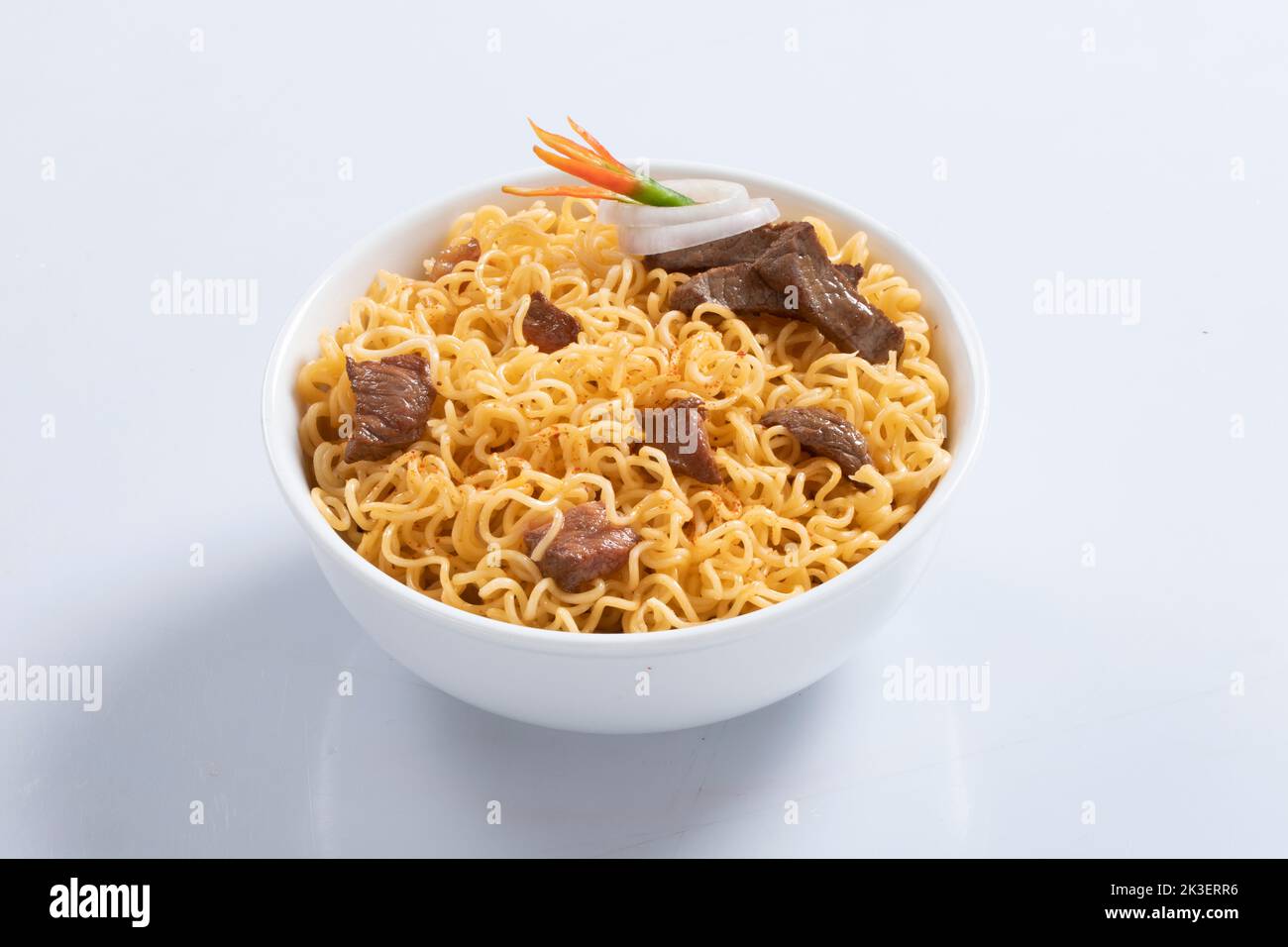 Flugzeug, Huhn, Ei, Rindfleisch, Garnelen Instant Noddle isoliert auf weißem Hintergrund für Design oder Verpackung Stockfoto