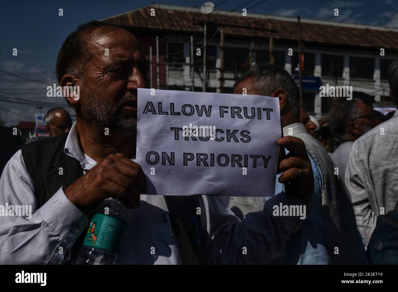 Srinagar, Indien. 26. September 2022. Mitglieder der Obstanbau-Vereinigung des Kaschmir-Tals rufen bei einem Protest in Srinagar, der Sommerhauptstadt des indischen Kaschmir, Slogans auf. Obstbauern im Kaschmir Valley protestieren gegen die Behörden, weil sie behaupten, ihre mit Früchten beladenen Lastwagen entlang der 270 Kilometer langen Jammu-Srinagar-Autobahn angehalten zu haben. (Foto: Mubashir Hassan/Pacific Press) Quelle: Pacific Press Media Production Corp./Alamy Live News Stockfoto