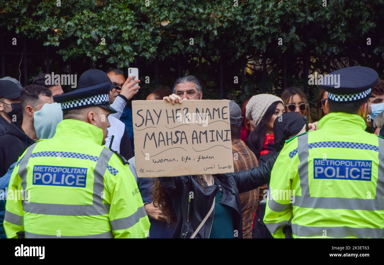 London, Großbritannien. 26. September 2022. Nach dem Tod von Mahsa Amini, der in Polizeigewahrsam im Iran starb, nachdem er festgenommen worden war, weil er angeblich in der Öffentlichkeit kein Kopftuch (Hijab) „ordnungsgemäß“ trug, versammeln sich die Demonstranten weiterhin vor der Botschaft des Iran in London. Kredit: Vuk Valcic/Alamy Live Nachrichten Stockfoto