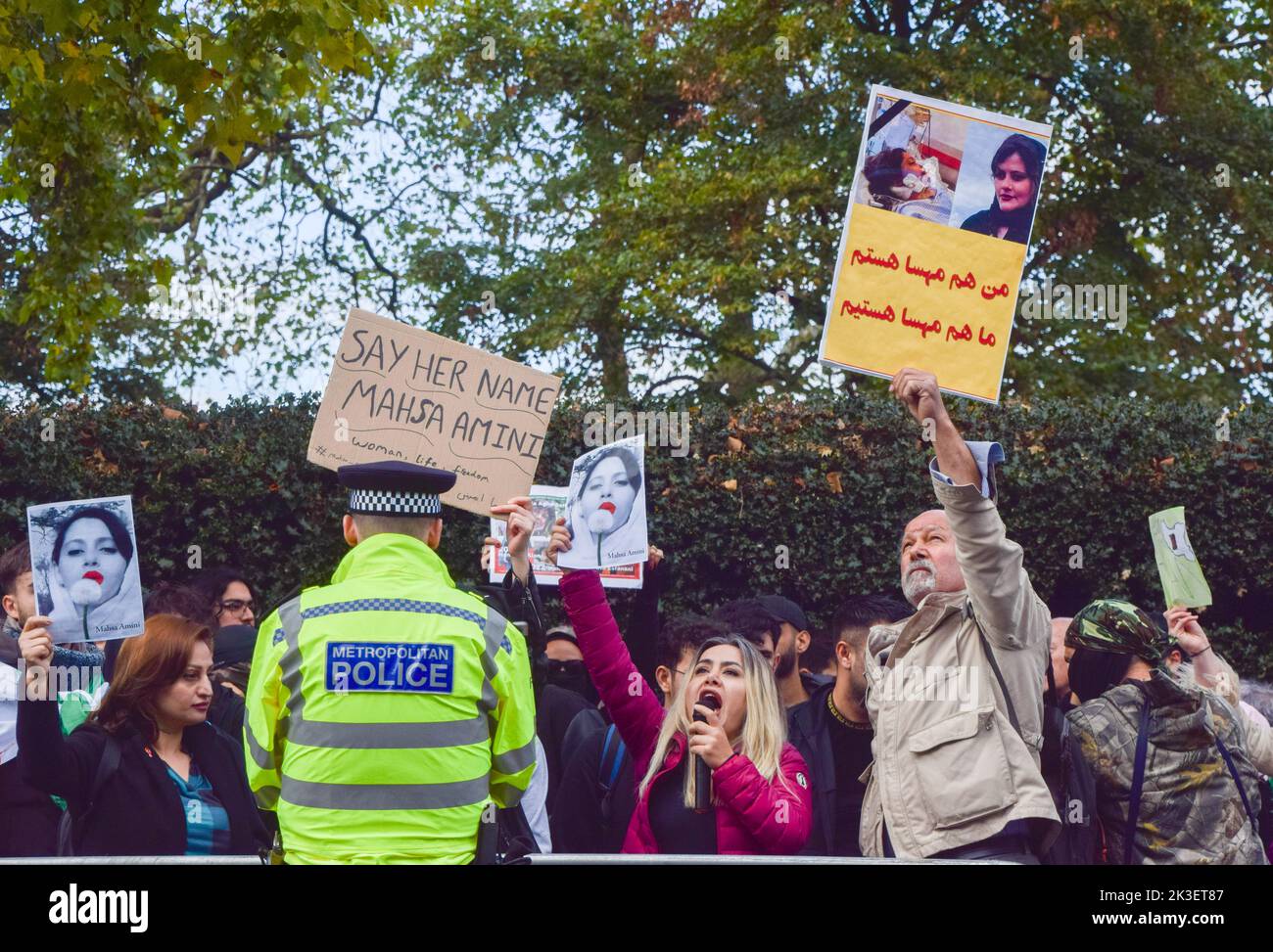 London, Großbritannien. 26. September 2022. Nach dem Tod von Mahsa Amini, der in Polizeigewahrsam im Iran starb, nachdem er festgenommen worden war, weil er angeblich in der Öffentlichkeit kein Kopftuch (Hijab) „ordnungsgemäß“ trug, versammeln sich die Demonstranten weiterhin vor der Botschaft des Iran in London. Kredit: Vuk Valcic/Alamy Live Nachrichten Stockfoto