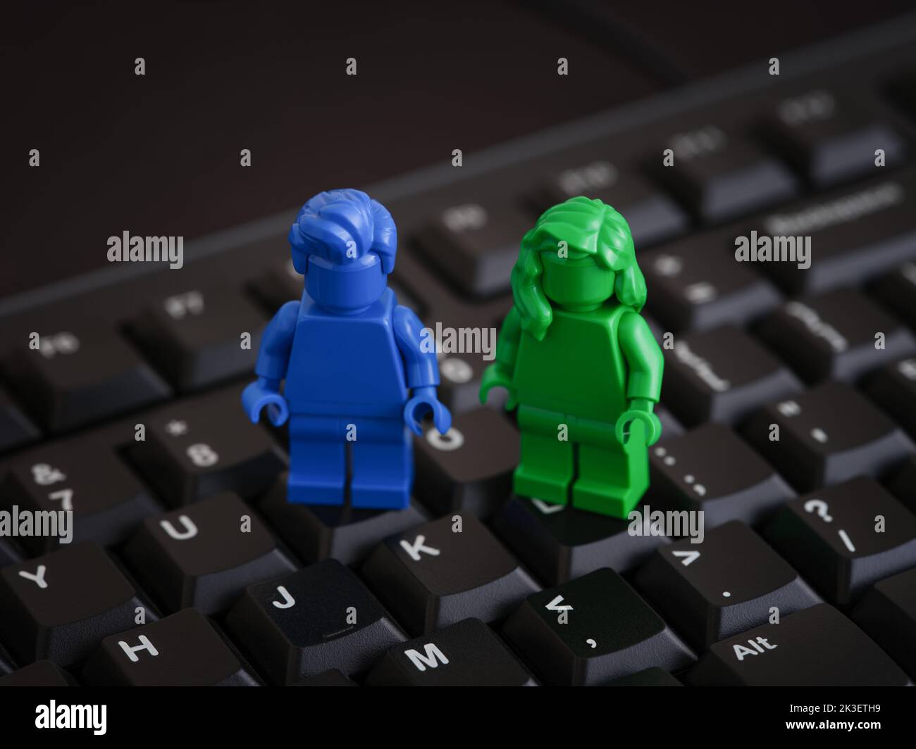 Tambow, Russische Föderation - 17. September 2022 zwei monochrome Lego-Minifiguren, die auf einer schwarzen Computertastatur stehen. LEGO Everyone ist ein tolles Set. C Stockfoto