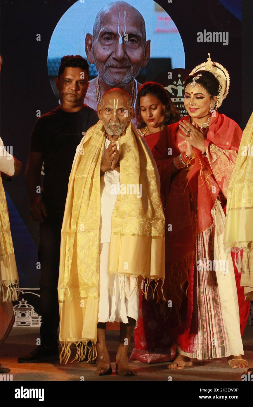 Kalkutta, Westbengalen, Indien. 25. September 2022. Der 125-jährige Yoga-Guru Swami Sivananda erhielt die Bharat Dignity Awards 2022, die von Tathagata Roy verliehen wurden.der ehemalige Gouverneur von Meghalaya, der indische Odissi-Tänzer Guru Sanchita Bhattacharyaa in Kalkata. Swami Sivananda wurde am 8. August 1896 gemäß seinem Reisepass geboren. Wenn es wahr wäre, hätte sich sein Leben über drei Jahrhunderte gespannt, aber trotz seines scheinbaren Alters bleibt er stark genug, um stundenlang Yoga zu praktizieren. Er bewirbt sich jetzt bei Guinness World Records, um seine Behauptung zu überprüfen. Derzeit wird der japanische Jiroemon Kimura aufgeführt, der im Juni 2013 a starb Stockfoto